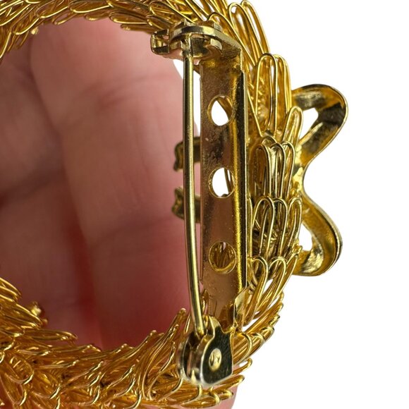 Vintage Gold Tone Wreath Brooch Bow Red Green Rhinestones Christmas Jewelry - Picture 7 of 12